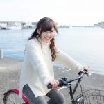 漁港付近で自転車を乗る女性