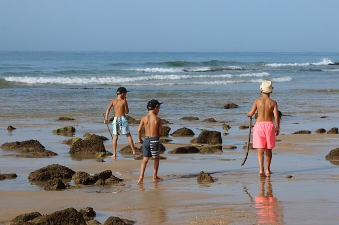 海岸で遊ぶ子供