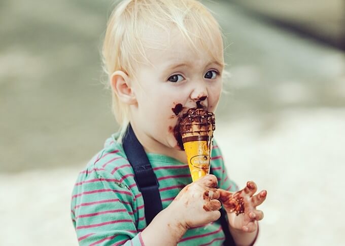 アイスを食べている子供
