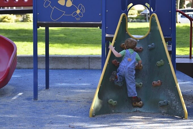 公園で遊んでいる子供