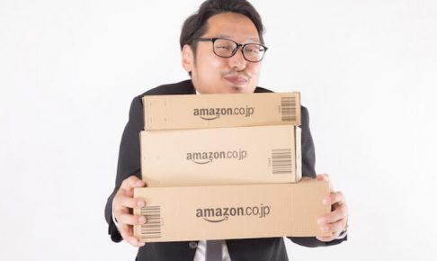 Amazonの箱を持っている男性