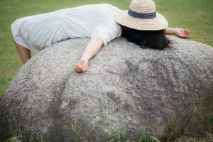 石の上で寝ている女性