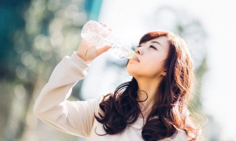 水を飲んでいる女性
