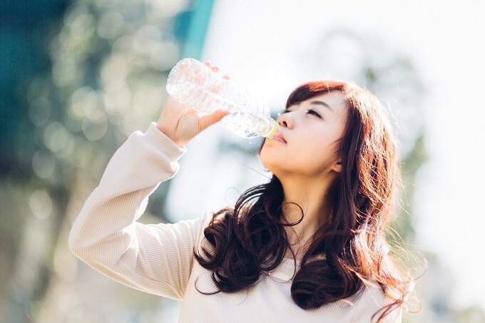 水を飲んでいる女性