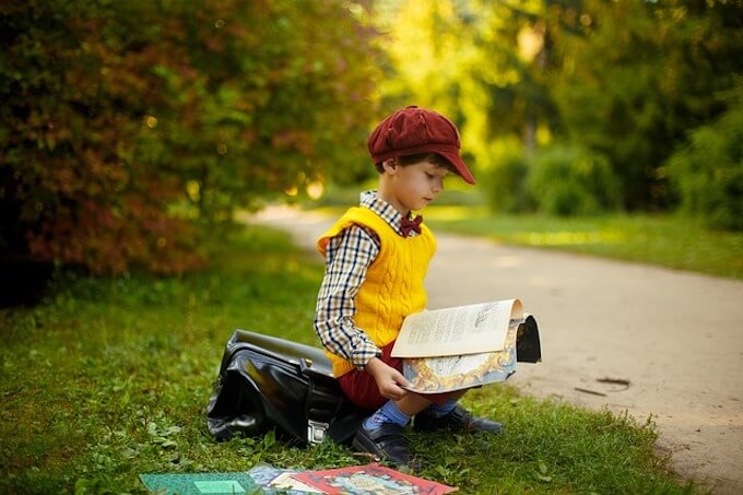 本を読んでいる男の子