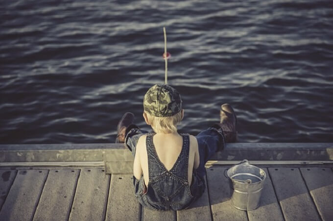 釣りをしている少年