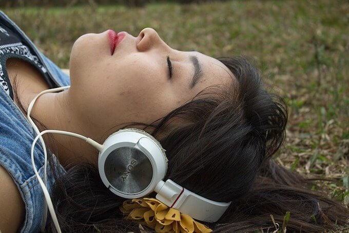 音楽を聴きながら寝ている女性