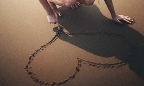 砂浜に書かれているハート