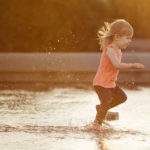 川を走っている女の子